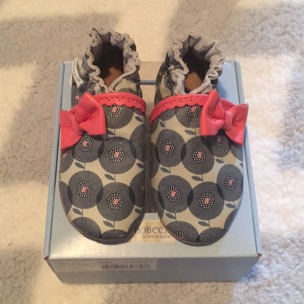 VGUC Robeez soft-soled mocassins, 12-18 months.